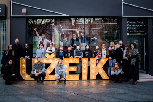Kaunas 2022 komanda prie pagrindinio ofiso laisvės alėjoje