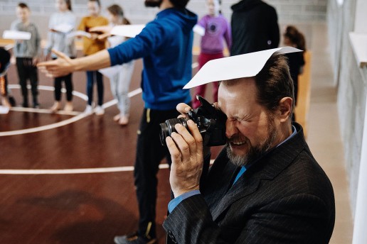 Fotografas dalyvaujantis šiuolaikinio cirko dirbtuvėse linksmakalnyje